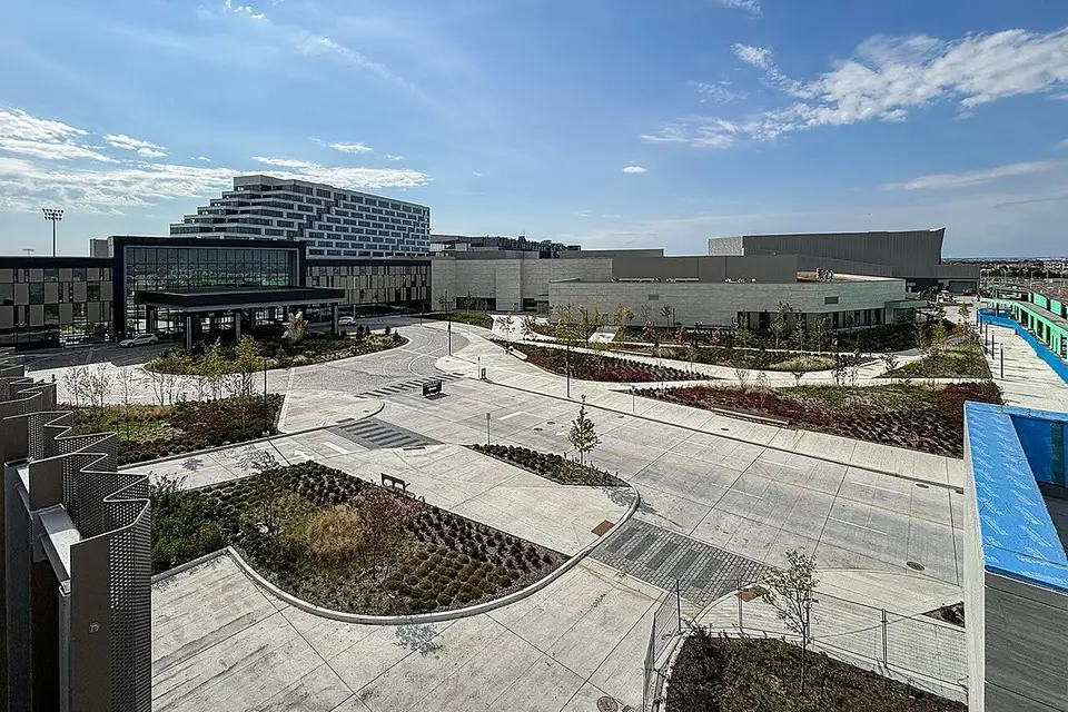 Le Great Canadian Casino Resort Toronto et sa tour d'hôtel derrière un nouvel aménagement paysager