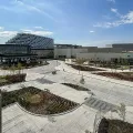 Le Great Canadian Casino Resort Toronto et sa tour d'hôtel derrière un nouvel aménagement paysager